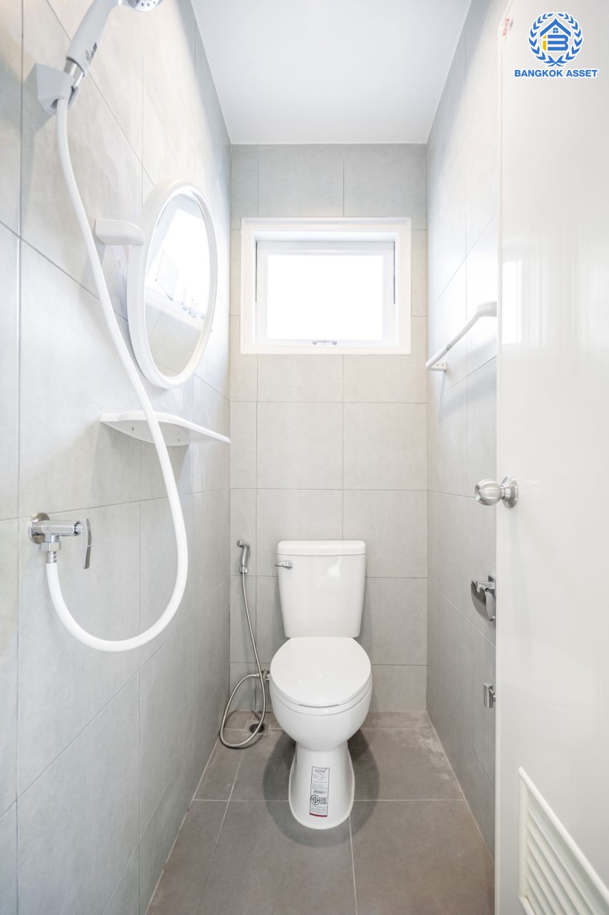 บ้านมือสองตกแต่งใหม่ ม.นันทวัน บางใหญ่-รัตนาธิเบศร์ บ้านเดี่ยวคุณภาพแบรนด์ LH ตอบโจทย์ทุกไลฟ์สไตล์ เนื้อที่ขนาด 66 ตร.ว. ฟังก์ชัน 3 ห้องนอน 3 ห้องน้ำ 1 ห้องแม่บ้านพร้อมห้องน้ำในตัว บนทำศักยภาพ หน้าโครงการติดถนนกาญจนาภิเษก ใกล้รถไฟฟ้าสายสีม่วง "สถานีสามแยกบางใหญ่" และทางด่วน "ศรีรัช"